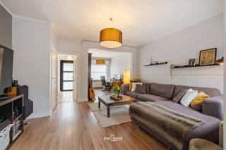 Deze verzorgde woning beschikt over 3 volwaardige slaapkamers en biedt alle comfort voor een gezin of koppel. Dankzij de praktische indeling en de goede staat van onderhoud kan u hier meteen intrekken zonder zorgen.
Daarnaast beschikt de woning over een riante tuin, ideaal om te genieten van rust, ontspanning of gezellige momenten met familie en vrienden.
De ligging is een absolute troef: vlot bereikbaar en dicht bij belangrijke invalswegen zoals de N16 en de A12, waardoor u zich snel kan verplaatsen naar omliggende steden en centra.
Daarnaast geniet de woning van een gunstige EPC-score C, wat zorgt voor een energiezuinig verbruik en lagere kosten.
Ook is er een mogelijkheid om een garage mee aan te kopen (niet verplicht).
Kortom, een ideale combinatie van comfort, ruimte, bereikbaarheid en energiezuinig wonen!
Interesse? Contacteer ons snel voor een bezoek ter plaatse.
