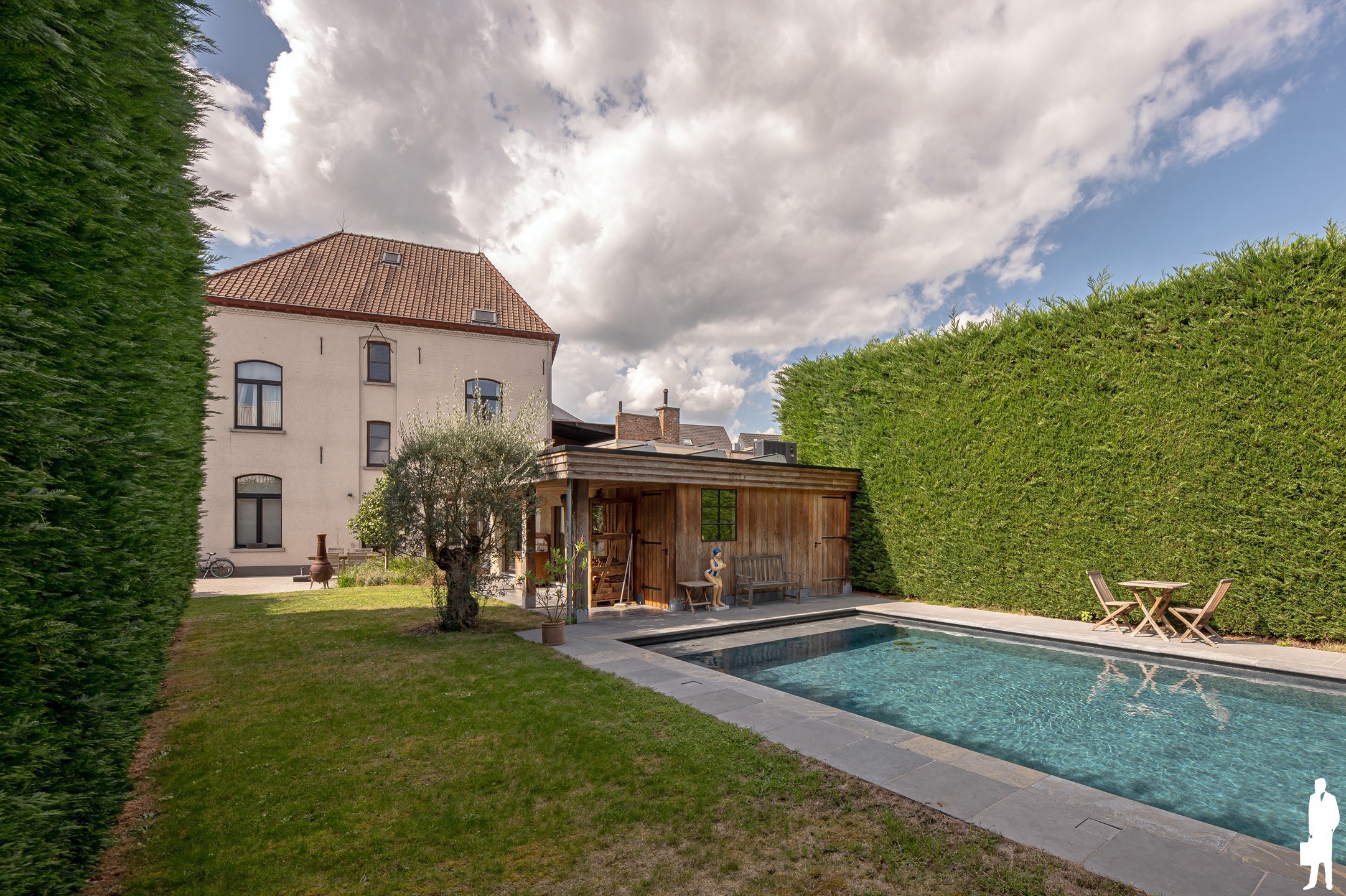 Karaktervolle woning met 6 slk, zwembad + atelier - foto 2