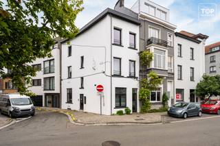 Op een boogscheut van het bruisende centrum van Gent bevindt zich dit instapklare duplexappartement met één slaapkamer, gelegen in een gebouw dat in 2023 volledig werd gerenoveerd. <br /><br />Het appartement is verdeeld over twee verdiepingen en beschikt over een aangename, lichtrijke leefruimte, keuken, badkamer en een ruime slaapkamer met aansluitend het gezellige terras, waar je in alle rust kunt genieten van een koffie en even kunt ontsnappen aan de drukte van de stad.<br />Dankzij de aanwezige airconditioning geniet je ook tijdens de warmere maanden van een aangenaam binnentemperatuur.<br /><br />Met EPC-label B, een volledig gerenoveerd gebouw en een centrale ligging nabij het historische centrum beschikt dit appartement over alle troeven voor het stadsleven.<br /><br />Er is geen professionele syndicus aangesteld. Het beheer gebeurt onderling tussen de eigenaars, waardoor er geen vaste maandelijkse syndicale kosten zijn. Enkel de blokpolis en enkele beperkte gemeenschappelijke kosten worden doorheen het jaar verdeeld.<br /><br />Beschikbaar bij akte!<br /><br />Contacteer Top Vastgoed voor een bezoek op 0475 700 700!