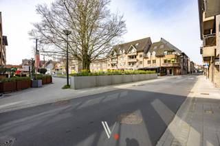 Deze topper bevindt zich op de Melkmarkt te Izegem, op wandelafstand van handelszaken, horeca, openbaar vervoer, ...<br />Het appartement voorziet een bewoonbare oppervlakte van maar liefst 95 m² en daarnaast heb je een heel ruim terras van 60 (!) m². Van hieruit kijk je op een groendak dat in de zomer mooi in bloei staat. (Het onderhoud van dit groendak valt onder de gemeenschap)<br />Er is een lift in het gebouw voorzien waardoor je makkelijk op het juiste verdiep komt. <br />Tenslotte is er ook een ondergrondse staanplaats, private kelderbering en gemeenschappelijke fietsenberging voorzien. <br /><br />Indeling:<br />Ruime inkomhal met plaats voor vestiairekast, 2 slaapkamers, apart gastentoilet, ruime badkamer met o.a. ligbad en douche, leefruimte, terras, open keuken en berging.<br /><br />Wie op zoek is naar ruimte, rust en wooncomfort is hier aan het juiste adres!