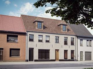 <p><span><span>De woningen situeren zich op de Lage Kaart, recht tegenover de kruising met de Hanendreef, op nog geen 2 km van het centrum van Brasschaat. In het gezellige centrum van Brasschaat beschikt u over een talrijk aanbod aan supermarkten, kleinhandelszaken en diensten vlakbij elkaar.</span></span><br /><span>Daarnaast kan u te voet of met de fiets naar het Park van Brasschaat of het Peerdsbos met grote vlaktes en bossen, ideaal om te wandelen of om te ontspannen, sportief of recreatief.</span><br /><br /><span>•          Groene tuin</span><br /><span>•          BEN-woning</span><br /><span>•          Indeling en afwerking naar eigen smaak</span><br /><br /><span><span>Het residentiële project bestaat uit 2 middenwoningen. Achteraan de woningen worden een carport per woning voorzien.</span></span><br /><br /><span><span>Elke woning beschikt op het gelijkvloers over een leefruimte met open keuken. Deze leefruimte baadt in het daglicht dankzij een grote raampartij met directe toegang naar het terras en de tuin met noordwest oriëntatie. </span></span><br /><span><span>Op de eerste verdieping worden er 3 slaapkamers en 1 badkamer voorzien. De mogelijkheid bestaat om ook de zolder mee af te werken als slaapkamer of extra ruimte.</span></span><br /><span>Zowel de indeling als de afwerking van de woningen kan worden gekozen naar eigen smaak en stijl.</span><br /><br /><span>Groot pluspunt is dat de woningen zullen voldoen aan het bijna energie neutrale E30-peil.</span><br /><span>Deze BEN-woning wordt gebouwd met kwalitatieve en duurzame materialen en beschikt over energiezuinige voorzieningen zoals oa. ventilatiesysteem en isolerende beglazing.</span><br /><br /><span>Maak snel een afspraak op ons kantoor om deze realisatie te Brasschaat te ontdekken!</span><span> </span></p>