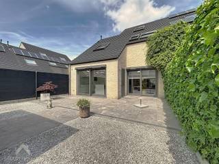 <p>Deze verzorgde woning verwelkomt u via een inkomhal met gastentoilet. De ruime en lichtrijke leefruimte, bestaande uit een gezellige zit- en eethoek, geniet van een aangenaam zicht op de tuin en vormt het hart van de woning. Aansluitend bevindt zich de halfopen, volledig geïnstalleerde keuken, die rechtstreeks toegang biedt tot de garage met praktische inbouwkasten en een geïntegreerde wasplaats.</p>
<p>Via de eetplaats of keuken bereikt u het zonnige terras en de onderhoudsvriendelijke tuin met tuinhuis, een ideale plek om in alle rust van het buitenleven te genieten. Op de oprit is er parkeergelegenheid voor één wagen. De eerste verdieping omvat drie ruime slaapkamers, waarvan twee voorzien zijn van inbouwkasten, en een comfortabele badkamer uitgerust met een bad, douche, lavabo en toilet.</p>
<p>Via een vaste trap naar 2de verdieping, waar zich een vierde slaapkamer en een afzonderlijke zolderruimte bevinden.</p>
Een instapklare gezinswoning met veel ruimte, een praktische indeling en een aangename tuin, perfect voor wie comfortabel wil wonen.<br /><br />Extra troeven<br /><br />
<ul>
<li>energiezuinig EPC A</li>
<li>regenwaterput</li>
<li>overal elektrische rolluiken op zonneenergie</li>
<li>rustig gelegen</li>
<li>nabij invalswegen, winkels, strand</li>
</ul>
<br />Deze woning is te koop ZONDER makelaar via het concept van Smart Houses. Wenst u verdere inlichtingen of een bezoek? Contacteer rechtstreeks de eigenaar via 0477/18.43.40