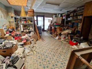 <p>Achter deze charmante gevel schuilt een woning boordevol mogelijkheden! Dit karaktervolle pand met authentieke elementen wacht op een nieuwe eigenaar die het renoveert en kan omtoveren tot een echte parel.</p>
<p>Deze ruime burgerwoning biedt tal van opties, ideaal voor wie droomt van een zelfstandige activiteit (ruimte zelfstandige activiteit: 68m2) of een stadswoning. Op het gelijkvloers bevindt zich de winkelruimte, de leefruimte met aanpalende keuken, de wasplaats en de badkamer. Op de eerste verdieping vinden we drie ruime slaapkamers, met daarboven de zolder met extra potentieel. de kelder biedt bijkomende bergruimte.</p>
<p>En als kers op de taart? Een gezellige stadstuin waar u kan genieten van rust en buitenlucht, midden in het centrum.</p>
<p>Benieuwd naar de mogelijkheden van deze unieke woning? Neem snel contact op met WSB-Immo en ontdek het zelf!</p>