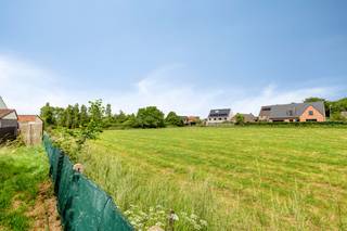 Cette maison individuelle pleine de potentiel est située sur un terrain de 931 m², qui surprend par une surface habitable de pas moins de 241 m². Grâce aux grandes pièces et aux halls spacieux qui relient facilement toutes les pièces, cet établissement constitue une excellente base pour ceux qui recherchent une maison entièrement personnalisée. La maison compte pas moins de cinq chambres complètes et deux salles de bains, réparties de manière pratique avec une à l'étage et une au rez-de-chaussée. L'une de ces salles de bains est actuellement encore en bon état, ce qui vous offre l'occasion idéale de la meubler entièrement selon vos goûts et votre confort. En outre, un certain nombre d'innovations cruciales ont déjà été réalisées ; grâce à de nouvelles menuiseries et à une pompe à chaleur air-air moderne, vous pouvez immédiatement démarrer votre projet de remise à niveau en économisant de l'énergie ici.L'atout absolu de cette propriété est sans aucun doute son grand jardin parfaitement orienté. Il borde directement les champs situés derrière lui, ce qui vous permet de profiter de magnifiques vues panoramiques et d'un sentiment d'intimité optimal en toute tranquillité.Ce bien est soumis à l'obligation de rénovation imposée par le gouvernement flamand pour les bâtiments résidentiels (sauf en cas de démolition dans les 5 ans suivant l'achat). Pour plus d'informations, veuillez consulter le site web de l'Agence flamande de l'Énergie et du Climat via https://www.vlaanderen.be/een-woning-kopen/renovatieverplichting-voor-residentiele-gebouwenRegistre des mesures: non
