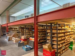 Ruime werkplaats / stapelruimte met grote sectionale poort, warmeluchtverwarming, verlichting, burelen, mezzanine, sanitair en grote oprit. Op...