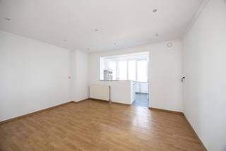 Locatie:
Dit appartement bevindt zich op de tweede verdieping van een kleinschalig gebouw in de gunstig gelegen Steynstraat in Hoboken. De ligging biedt een aangename woonomgeving met een vlotte bereikbaarheid en praktische voorzieningen in de buurt.

Indeling:
Het appartement beschikt over een leefruimte, keuken, één slaapkamer en een tussenkamer die naar wens kan worden ingericht als extra slaapkamer, bureau of dressing.

Troeven:
✔️ Gunstig EPC attest.
✔️Eén slaapkamer plus veelzijdige tussenkamer.
✔️Centrale ligging

Technische gegevens:
Verwarming via centrale gasketel. Individuele water, elektriciteit en gasmeters aanwezig. EPC gunstig.
ventilatie type D

Extra:
Stedenbouwkundige inlichtingen in aanvraag

Benieuwd naar de waarde van je woning? Vraag een gratis schatting aan via jeff@bauwensvastgoed.be