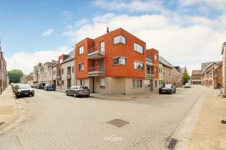 Dit mooie, ruime en lichtrijke appartement is centraal gelegen in het hart van Hamme, op wandelafstand van winkels, scholen, openbaar vervoer en ontspanningsmogelijkheden.<br /><br />Het instapklare appartement beschikt over een ruime leefruimte met veel natuurlijke lichtinval, een aansluitende half-open keuken, drie volwaardige slaapkamers, een verzorgde badkamer en twee aangename balkons. Dankzij de praktische indeling en het comfortabele woongevoel is dit appartement ideaal voor zowel gezinnen als koppels.<br /><br />Daarnaast geniet u van een uitstekende energiezuinigheid met EPC-label A (83 kWh/m²/jaar), aluminium ramen met dubbele HR-beglazing, ventilatie type C en centrale verwarming op gas via een condenserende gasketel.<br /><br />Troeven:<br />- Ondergrondse garage en berging inbegrepen in de vraagprijs<br />- Bouwjaar 2008<br />- 3 slaapkamers<br />- EPC-label A – 83 kWh/m²/jaar<br />- Centrale verwarming op gas<br />- Ventilatie type C<br />- Ondergrondse garage inbegrepen in de vraagprijs<br />- Lift aanwezig in het gebouw<br />- Instapklaar<br /><br />Heeft u nog vragen of plant u graag een bezoek in? Neem dan contact op via felix@uw-huis.be of bel naar ons kantoor tijdens de openingsuren via 052 46 38 03.
