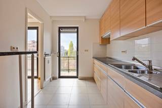 Quartier UCL - Bel appartement, au 6ème étage d'un immeuble avec ascenseur, composé d'un hall d'entrée avec placards, séjour de +/- 37m2 avec cuisine séparée et accès à la terrasse avant, chambre 1 de +/-13m2 et chambre 2 de +/-11m2 avec accès à la terrasse arrière, salle de bains avec baignoire avec paroi de douche, meuble avec double lavabo et raccordement machines, wc séparé et débarras - Cave aux sous-sols et emplacement de parking extérieur en supplément à 15.000€. A distance à pied du metro Alma et proche des grands axes et du shopping de Woluwe - A voir sans tarder!