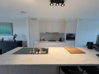 Moderne en lichtrijke gezinswoning met tuin, carport en open zicht op de duinen in Raversijde. <br /><br />Op zoek naar een recente, moderne en instapklare gezinswoning op een toplocatie aan de kust? <br /><br />Deze prachtige woning in Raversijde, Oostende combineert hedendaags wooncomfort met ruimte, licht en een bijzonder aangename ligging.<br /><br />De woning beschikt over een ruime en lichtrijke leefruimte met grote raampartijen die zorgen voor een overvloed aan natuurlijk licht en een aangenaam gevoel van ruimte. Vanuit de leefruimte geniet je bovendien van een open zicht op de duinen.<br /><br />De volledig uitgeruste keuken sluit mooi aan bij de leefruimte en vormt een praktische en gezellige plek voor het hele gezin. De woning beschikt over drie volwaardige slaapkamers, waardoor er voldoende ruimte is voor een gezin, logeerkamer of thuiskantoor.<br /><br />De moderne badkamer is uitgerust met zowel een douche als een ligbad. Er zijn bovendien aparte toiletten op zowel het gelijkvloers als de verdieping, wat zorgt voor extra comfort en gebruiksgemak.<br /><br />Ook buiten heeft deze woning heel wat te bieden. De aangename tuin is ideaal om te genieten van zonnige dagen, terwijl het tuinhuis extra bergruimte biedt. De aanwezige carport zorgt ervoor dat je wagen comfortabel en beschut kan staan.<br /><br />De ligging in Raversijde is bijzonder praktisch: rustig wonen met de duinen als natuurlijke achterbuur, terwijl openbaar vervoer en diverse voorzieningen vlot bereikbaar zijn. Bovendien geniet je uiteraard van de nabijheid van de kust en het strand.<br /><br />Kortom: een recente, moderne en bijzonder lichtrijke gezinswoning met tuin, carport, tuinhuis, drie ruime slaapkamers en een prachtig open zicht op de duinen. Een woning waar comfort, ruimte en kustgevoel mooi samenkomen. Absoluut het ontdekken waard!<br /><br />Huurprijs bedraagt 1.170,00€/maand.<br /><br />Beschikbaar vanaf 01/11/2026. <br /><br />