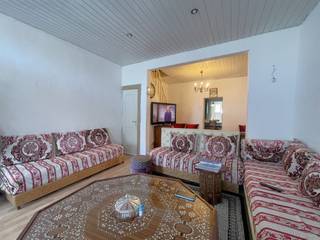 <p><span>DE LAAS 14, 2850 Boom</span></p><p><span>Rustig gelegen woning nabij het centrum.</span></p><p><span> </span></p><p><span>Deze woning is centraal, maar toch rustig gelegen.</span></p><p><span>De straat 'De Laas' is een zijstraat van de Nielsestraat. Het is een doodlopende straat.</span></p><p><span>Parkeren doe ja aan de openbare parkings aan de overzijde van de straat.</span></p><p><span> </span></p><p><span>Zowel het station, als het handelscentrum zijn op wandelafstand.</span></p><p><span> </span></p><p><span>De woning omvat op het gelijkvloers: een leefruimte, aparte keuken en aansluitend de badkamer.</span></p><p><span>Op Verd. +1: twee slaapkamers</span></p><p><span>Op Verd. -1: een ruime kelder met veel opslagruimte, aansluiting badkamer en een achteringang via de achtergelegen steegje.</span></p><p><span>Er is een zolderverdieping die bereikbaar is via een trapje.</span></p><p><span> </span></p><p><span>Een bezoek of meer informatie kan via: 03 888 44 01 of via <span>info@immodillen.be</span></span></p><p><span> </span></p>