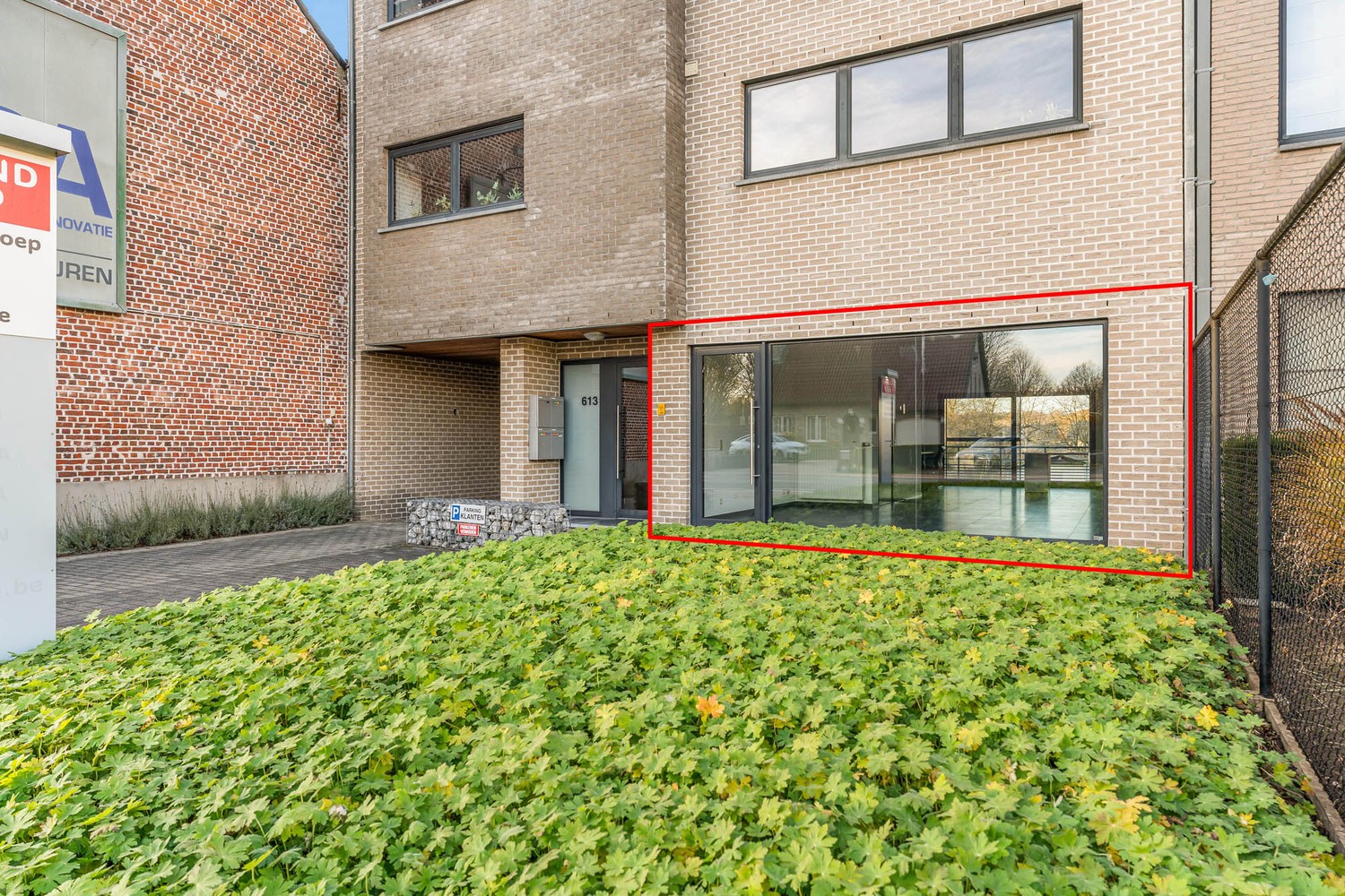 Recente, polyvalente en lichtrijke handelsruimte met 3 private autostaanplaatsen op een commercieel gunstige ligging te Kessel-Lo! - foto 2