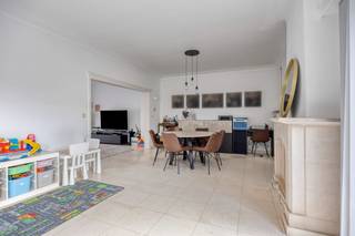 Ben je op zoek naar een ruime woning met een praktische indeling, vier slaapkamers, verschillende bergruimtes en top gelegen in het centrum van Zwijndrecht?<br /><br />Je komt binnen via een ruime, afgesloten inkomhal met apart toilet.<br />Vanuit de inkomhal kom je in de grote leefruimte, die aansluit op de keuken. Dankzij het zicht op het terras geniet je vanuit de leefruimte van een aangename connectie met buiten.<br />Vanuit de keuken is er rechtstreeks toegang tot de kelder. Achter de keuken bevindt zich een praktische berging met aansluitingen voor wasmachine en droogkast.<br />Hier is bovendien voldoende plaats om fietsen te stallen.<br />Een aparte douche vormt een extra troef. Vanuit de berging heb je rechtstreeks toegang tot het terras en tuin.<br /><br />Op de eerste verdieping bevinden zich <strong>drie ruime slaapkamers</strong> en de badkamer. Eén van de slaapkamers beschikt bovendien over een aansluitend terrasje.<br />De tweede verdieping biedt een <strong>grote zolderruimte, </strong>welke kan ingericht worden als vierde slaapkamer en opbergruimte.<br />Ter hoogte van de trap is er nog extra bergruimte voorzien.<br /><br />Buiten beschikt de woning over een aangenaam terras/tuin en een oprit die volledig doorloopt tot achteraan de woning. Ideaal voor wie nood heeft aan veel parkeergelegenheid, extra opslagruimte of gewoon graag over voldoende buitenruimte beschikt.<br /><br />Bron bewoonbare oppervlakte : EPC - certificaat<br /><br />Een ruime woning met heel wat praktische troeven en mogelijkheden. <br />Kom je snel eens kijken? Bel ons snel op 03/775.78.79.<br />Ben je ook van plan jouw eigendom te verkopen? Maak een afspraak voor een gratis schatting, wij maken er samen een succesverhaal van.