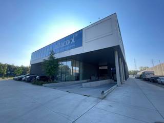 Dit uniek bedrijfsgebouw met opslag en kantoren bevindt zich vlak naast de E40 ter hoogte van Erembodegem. De kantoren van 344 m² zijn...