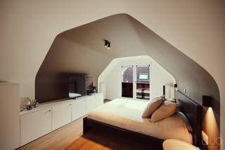 Ontdek dit prachtig gerenoveerde appartement in het hart van Sint-Truiden. Dit appartement uit 2006, werd reeds volledig gerenoveerd met hoogwaardige materialen en modern design, en biedt alle comfort en elegantie die u zich kunt wensen. Gelegen in de rustige Lepelstraat, op wandelafstand van scholen, winkels, het zwembad en openbaar vervoer, bevindt deze duplex zich op slechts 7 minuten wandelen van de gezellige Grote Markt, wat zorgt voor een levendige en gemakkelijke leefomgeving. Kortom, de ideale uitvalsbasis.<br /><br />Met een bewoonbare oppervlakte van 114m<sup>2</sup> en twee gezellige, inpandige terrassen, is dit duplex-appartement met drie slaapkamers de ideale starterswoonst in een stedelijke omgeving.<br /><br />We betreden het appartement via de gemeenschappelijke trappenhal aan de buitenzijde van het complex. We worden er verwelkomd via het eerste open terras. De inkomhal vormt de connectie tussen de ruime leefruimte met open keuken, het gastentoilet en de wasplaats/berging met alle nuttige voorzieningen voor wasmachine en droogkast alsook de CV-ketel. De leefruimte is ingericht met een gezellige zithoek en een leuke eetkamer. De grote VELUX-partijen en het schuifraam naar het inpandig terras zorgen voor heel wat natuurlijke lichtinval. Aansluitend aan de eetkamer vinden we een volledig ingericht keuken waarin alle toestellen voorzien zijn zoals een heteluchtoven, een afwasmachine, een dampkap, een inductiekookplaat, alsook een geïntegreerde spoelbak. Het overdekt terras geniet van een wijd uitzicht over de Truiense stadstuintjes.<br /><br />Via de naastliggende hal komen we terecht in het nachtgedeelte. Dit gedeelte bestaat op de gelijkvloerse verdieping van het appartement uit twee kinderkamers, momenteel ingericht als dressing en bureel, alsook een badkamer met lavabomeubel en inloopdouche. De houten trap brengt ons naar de masterbedroom. Voorzien van een apart toilet en een geïntegreerde badkamer met vrijstaand ligbad en lavabo, is dit de ideale plaats om 's morgens wakker te worden. Via het inpandig balkon genieten we 's winters van de ochtendzon die binnenvalt.<br /><br />Het appartementsgebouw beschikt over een gemeenschappelijke fietsenberging.<br /><br />Op zoek naar de ideale starterswoonst, instapklaar en vlakbij alle voorzieningen? Aarzel dan niet en bel ons snel op 011 70 70 19.