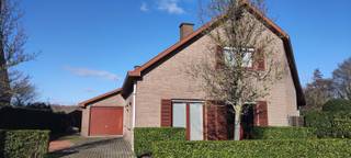<strong>Menen - Woning met 5 slaapkamers en 2 badkamers te koop.</strong><br /><br /><strong>Indeling:</strong><br /><u>Gelijkvloers:</u> inkom, living in parket, ruime keuken met ontbijthoek, 2 slaapkamers, berging, apart toilet, 1ste badkamer en garage<br /><u>1ste verdieping:</u> 3 ruime slaapkamers en 2de badkamer<br />Zolder<br /><br /><strong>Troeven: </strong>
<ul><li>Volledig onderkelderd</li><li>Living in parket en cassette op hout</li><li>Tuin met zicht op Leieboorden en groene zone</li><li>Rustige doorlopende straat</li><li>Zeer veel ruimte</li><li>2 regenputten 6000L</li><li>2 badkamers</li><li>Alarm</li></ul>
renovatieplicht