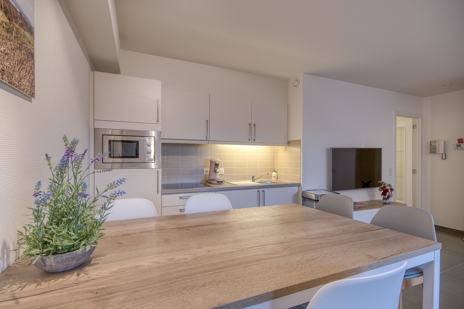 Lichtrijke studio met slaaphoek en terras nabij de Zeedijk te Mariakerke-Oostende ! - foto 4