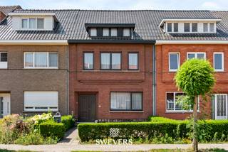 Voor meer info en foto’s, surf naar www.swevers.be – In de rustige en gegeerde Banneuxwijk in Hasselt bevindt zich deze goed onderhouden rijwoning met verrassend veel ruimte en mogelijkheden. Gelegen in een aangename zone 30 en op korte afstand van het stadscentrum, combineert deze woning een centrale ligging met rustig wooncomfort. De woning werd gebouwd in 1959, staat op een perceel van 1a 93ca en biedt een bewoonbare oppervlakte van 172 m². In 2023 werd het dak van de achterbouw nog geïsoleerd. Via de inkomhal bereikt u de lichtrijke leefruimte van meer dan 30 m², bestaande uit een gezellige woonkamer en eetkamer. Aansluitend bevindt zich de keuken van ongeveer 12 m² met toegang tot de veranda, die zorgt voor een aangename verbinding met de tuin. Achter de keuken bevindt zich een praktische aanbouw met berging en apart toilet. Op de eerste verdieping vindt u twee ruime slaapkamers van circa 15 m² en 13 m² en een badkamer. De tweede verdieping beschikt over een derde slaapkamer van bijna 15 m², een tweede badkamer en een extra zolderkamer die perfect kan dienen als bureau, hobbyruimte, speelkamer of logeerkamer. Verder beschikt de woning over een kelder van 13,79 m², een bijkomende zolderruimte van 14,29 m² en een vrijstaande garage van 17 m² die bereikbaar is via een doodlopend straatje achteraan het perceel. De zuidwestgerichte stadstuin geniet optimaal van de namiddag- en avondzon en vraagt weinig onderhoud. Scholen, winkels, openbaar vervoer en horeca bevinden zich op wandelafstand, terwijl de autosnelwegen vlot bereikbaar zijn. Een ideale gezinswoning met drie slaapkamers, twee badkamers, extra multifunctionele ruimte, garage en een uitstekende ligging in Hasselt. Voor meer informatie, bel 011 255 155. Bron bewoonbare oppervlakte: EPC – verslag.