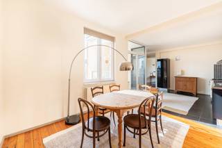<span>Quares - TREVI Groep presenteert :<br /><br />Indeling</span>:<br />In de Lange van Bloerstraat in Antwerpen bevindt zich dit bijzonder ruime appartement van circa 100 m² op de 3de verdieping, meteen ook de hoogste verdieping van het gebouw. Dankzij de ligging geniet u hier van een overvloed aan natuurlijk licht en een open, aangenaam gevoel in elke ruimte. Bovendien ligt het appartement in een rustige straat, terwijl alle voorzieningen van de stad vlakbij zijn.<br /><br />Het gebouw dateert van 1944 en het appartement werd sinds 2008 met zorg bewoond door dezelfde eigenares. De charmante uitstraling werd mooi behouden dankzij de authentieke elementen zoals parketvloeren en natuursteen, gecombineerd met hedendaags comfort.<br /><br />Via de inkomhal komt u terecht in de zeer ruime leefruimte die baadt in het licht. <span>Apart van de leefruimte bevindt zich de zeer ruime</span> moderne open keuken met eetkamer, een ideale plek om gezellig te koken en gasten te ontvangen. De keuken biedt bovendien praktische opbergruimte met plaats voor een wasmachine en droogkast netjes weggewerkt achter gesloten deuren.<br /><br />Het terras van circa 5 m² vormt een natuurlijk verlengstuk van de keuken en zorgt voor een extra gevoel van openheid en rust.<br /><br />Verder beschikt het appartement over een charmante badkamer met douche in bad en een bijzonder ruime slaapkamer met open uitzicht. Door de royale oppervlaktes en slimme indeling voelt het appartement uitzonderlijk comfortabel aan.<br /><br />Extra troeven:<br />- elektrische rolluiken aanwezig<br />- vernieuwd dak in 2014<br />- aparte meters voor gas, water en elektriciteit<br />- zeer lage maandelijkse kosten van slechts 22 euro<br />- private kelderberging<br />- plaats voor een fiets in de inkomhal beneden<br /><br />Dit appartement is ideaal voor eigen bewoning, zowel voor alleenstaanden als koppels, maar vormt eveneens een interessante investering dankzij de uitstekende ligging, ruime indeling en lage vaste kosten.<br /><br /><span>Omgeving</span>:<br />Gelegen in een rustige straat in Antwerpen combineert dit appartement een aangename woonomgeving met een uitstekende bereikbaarheid.<br /><br />In de directe omgeving vindt u tal van winkels, supermarkten, bakkers, horeca en gezellige buurtzaken die het dagelijkse leven bijzonder comfortabel maken. Ook scholen, sportfaciliteiten en andere voorzieningen bevinden zich vlakbij.<br /><br />De bereikbaarheid is een absolute troef. Dankzij de nabijheid van belangrijke invalswegen en openbaar vervoer verplaatst u zich vlot binnen Antwerpen en naar omliggende gemeenten. Zowel tram- als bushaltes bevinden zich op wandelafstand, terwijl ook het station en belangrijke verbindingswegen gemakkelijk bereikbaar zijn.