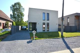 Op een uiterst rustige locatie te Hulshout vinden we deze prachtige, energiezuinige villawoning met modern karakter.De woning is gelegen in een...