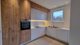 In het centrum van Zevergem, in een groene omgeving, op 10 minuten van Gent en vlakbij de op en afritten van de E17 en E40, vinden we dit recent...