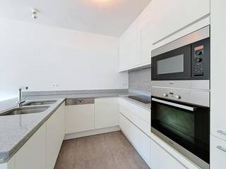 This beautiful apartment in the 'Lievehof' residence is located along the Sint Antoniuskaai and the elegant Sint Antoniushof. Living in an oasis of peace just 1 km from the center of Ghent as well as the Korenmarkt, Vrijdagmarkt and the Gravensteen.<br /><br />Apartment layout:<br /><br />Entrance hall with built-in closets - toilet - storage - living room - kitchen - terrace - bathroom - bedroom 1 with built-in wardrobes - bedroom 2 with built-in wardrobes and 2 extra folding beds - basement storage - bicycle storage.<br /><br />A garage box can be rented for €125.00 per month.<br /><br />The common costs in the form of a commission are €75.00 per month and are used to maintain the common parts.<br /><br />Available immediately! 