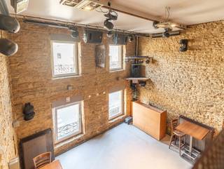 WE INVEST Sud-Luxembourg presents this characterful building located in the heart of Virton. Currently used as a café-restaurant, it offers a...