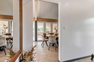 Op een steenworp van de Nederlandse grens ligt deze sfeervolle hoeve met prachtig zicht op velden en weilanden. De woning werd volledig...