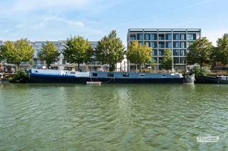 Deze unieke woonboot biedt alle wooncomfort in een modern interieur. Na een volledige renovatie kreeg de boot 'Jana' een open indeling die zorgt voor een ruimtelijk gevoel. Op deze uitstekende ligging vlakbij de Scheepsdalebrug zijn scholen, winkels en andere voorzieningen op fiets- en wandelafstand.<br /><br />Bij het betreden van de woonboot kom je in de kwalitatief ingerichte keuken met aansluitende een berging die als bijkeuken kan dienen. Verder zijn de leefruimte met ruime eethoek ook te vinden in deze open ruimte. De luxueuze badkamer is voorzien van een ligbad met douchekraan, wastafel en een sauna. Daarnaast bevindt zich een apart toilet.<br /><br />Verder zijn er twee aaneensluitende slaapkamers met ingebouwde kastruimte. Een derde, ruime slaapkamer met inloopkast bevindt zich aan de andere kant van de woonboot. Bovendien beschikt 'Jana' nog over een polyvalente ruimte met tal van mogelijkheden.<br /><br />Ben jij op zoek naar een uniek woonconcept? Aarzel dan niet en plan een bezoek in via de website of contacteer Kenjiro 0495 64 69 95 of waeles@immofrancois.be<br /><br />