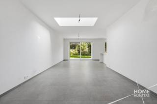 Ontdek deze ruime en lichtrijke nieuwbouwwoning in Residentie Poorterhof te Langemark-Poelkapelle.<br /><br />Op het gelijkvloers vindt u een inkomhal met apart toilet, een mooie leefruimte van ca. 44 m² met open ingerichte keuken, berging/wasplaats en inpandige garage. Vanuit de leefruimte heeft u toegang tot het terras en de tuin.<br /><br />De eerste verdieping omvat een ruime slaapkamer met terras, bureau, dressing, badkamer met ligbad en inloopdouche en een apart toilet. Op de tweede verdieping bevinden zich nog twee ruime slaapkamers en een extra berging.<br /><br />Troeven:<br />* EPC A<br />* 3 slaapkamers + bureau<br />* Garage + overdekte staanplaats<br />* Vloerverwarming<br />* Warmtepomp en zonnepanelen<br />* Tuin en terras<br /><br />Aankoop mogelijk aan 6% btw onder voorwaarden<br /><br />Een ideale combinatie van ruimte, licht en energiezuinig wooncomfort.