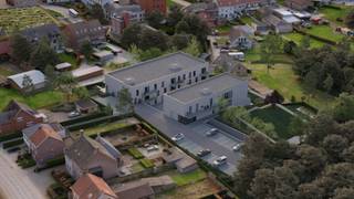 <p><strong><u>Reeds 55% verkocht! </u></strong><u><br />Een modern woonconcept in centrum Lubbeek:</u><br /><br />Residentie Martinus reflecteert perfect de essentie van een hedendaagse woonbeleving. Een plaats waar jong en oud samenleven in een hedendaags vitaal kader, pal in het<strong> centrum van Lubbeek</strong> en toch in het groen.<br /><br />De 29 appartementen beschikken telkens over 1 of 2 slaapkamers en een ruim terras. We combineren de beste isolatie met een geothermische warmtepomp, zonnepanelen, vloerverwarming en vloerkoeling. Dit alles resulteert in een <strong>E-peil < E20</strong>. <br /><br />Met dienstverlener “Paloma Vlaanderen” biedt Martinus een <strong>goedkoop zorgtarief</strong> aan. Met een basistarief van €3,5 per dag geniet u van de zelfstandigheid van een appartement, maar met de 24u/24u aanwezigheid van een concïerge. De voordelen van een assistentiewoning binnen Martinus zijn eindeloos: Boodschappen aan huis, een bar in het gebouw voor een gezellige tas koffie of een wijntje, groepsvoordelen rond energie, multimedia, verzekeringen of het aankopen van een elektrische fiets.<br /><br />De aankoop van een assistentiewoning is bovendien <strong>fiscaal voordelig</strong>! Zo betaalt u slechts 12% btw i.p.v. de gebruikelijke 21% bij aankoop van een nieuwbouw. Daarnaast heeft u natuurlijk de gebruikelijke voordelen van een energiezuinig appartement: een lage energiefactuur en 50% korting op uw onroerende voorheffing levenslang. <br /><br /><strong>Niet hulpbehoevend?</strong> Binnen residentie Martinus bent u meer dan welkom! De continue aanwezigheid van een conciërge biedt vele voordelen. Geniet u tijdens de wintermaanden bijvoorbeeld liever van de zon in Spanje? De conciërge kan eenvoudig een oogje in het zeil houden. Gezien de flexibiliteit van het zorgpakket kunt u er evenzeer voor zorgen dat uw appartement gepoets wordt tijdens uw afwezigheid. <br /><br />In Lubbeek kun je genieten van de gezelligste terrasjes, leuke winkels en zoveel meer… Wonen in residentie Martinus is wonen op wandelafstand van de supermarkt, de bakker, banken, apotheken, het postkantoor, eet- en drankgelegenheden … Je appartement is <strong>vlot bereikbaar</strong> met de fiets, de auto en de bus. Op 12 minuten sta je met de bus in Leuven. <br /><br />Ook als wandelaar of fietser haal je in Lubbeek je hartje op. Meer dan 20 fiets- en wandelroutes brengen je langs de prachtige vergezichten en uitgestrekte wijngaarden van Lubbeek en het Hageland.<br /><br />Contacteer ons vandaag nog voor een persoonlijk vrijblijvend gesprek via <strong>0491 90 99 90</strong> of nieuwbouw@living-stone.be !</p>