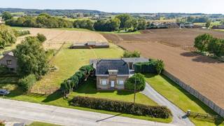 Grote degelijke woonst met bijgebouwen en hangar, een UNIEK ZICHT, op 4915m2.Waanzinnig uitzicht op de prachtige Vlaamse Ardennen.ZUIDGERICHTE...