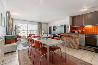 Ruim appartement met prachtig zeezicht vanaf de vijfde verdieping. Goed onderhouden residentie met recent vernieuwde gevel en balustrades.Inkomhal,...