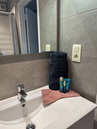 Mooi appartement in Nieuwpoort-Bad.Gelegen vlak aan het Sint-Bernardusplein, nabij Dijk, Winkelstraat en Tram bevindt dit appartement zich op een...