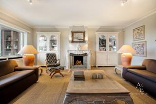 Dit statige appartement met ruime terrassen en prachtige verzichten wordt exclusief aangeboden via Access Estate! Maak jouw afspraak via sms of WhatsApp door te sturen naar via 0475 92 30 35.<br /><br />Gelegen aan de Parklaan, op een boogscheut van het bruisende centrum van Aalst, bevindt zich dit luxueuze appartement op de zesde verdieping van de kleinschalige residentie Gimini I. Bij de oprichting werden hier oorspronkelijk twee appartementen samengevoegd tot één uitzonderlijke woonentiteit met een royale oppervlakte van 194 m², wat zorgt voor een bijzonder ruimtelijk gevoel en een unieke woonbeleving.<br /><br />Met het natuurgebied Osbroek als achterbuur geniet u vanuit de leefruimtes van een adembenemend uitzicht op het groen, dat elk seizoen opnieuw voor een ander prachtig schouwspel zorgt. De ligging combineert rust en bereikbaarheid: vlak bij de op- en afrit van de E40 en op wandelafstand van het centrum en diverse voorzieningen. Bovendien zijn er twee aparte garageboxen met extra parkeerplaatsen ervoor en twee privatieve kelderbergingen inbegrepen.<br /><br />De hoge afwerkingsgraad springt meteen in het oog. Degelijke en duurzame materialen zoals massieve houten deuren, inbraakveilige inkomdeuren, tal van ingemaakte kasten en diverse natuursteen accenten benadrukken het kwaliteitsvolle karakter van dit appartement.<br /><br />Bij het binnenkomen wordt u verwelkomd in de statige inkomhal met gastentoilet, ingemaakte kasten en vestiaire. De royale, lichtrijke leefruimte met open haard biedt een prachtig uitzicht op het achterliggende groen en sluit aan op de te vernieuwen keuken. Vanuit de eetplaats en keuken heeft u toegang tot het ruime zuidoostgerichte terras van ca. 27 m², waar u in alle rust van de zon en het uitzicht kunt genieten. De nachthal leidt naar drie slaapkamers, waarvan twee met toegang tot een balkon met zicht op de stad. De volledig in natuursteen afgewerkte badkamer is voorzien van een dubbele lavabo, ligbad en toilet, met de mogelijkheid om een douche te plaatsen.<br /><br />Troeven:<br />• Uitzonderlijke bewoonbare oppervlakte met hoge afwerkingsgraad<br />• Gegarandeerd groen verzicht<br />• Toegankelijk via lift<br />• Enige appartement op dit verdiep<br />• Twee aparte garageboxen (inclusief), en twee kelderbergingen voor stockage<br />• Gemeenschappelijke fietsenberging<br />• Ruime terrassen<br /><br />Keuringen:<br />• Asbestattest: asbestveilig<br />• EPC : label B <br />• Elektrische installatie: niet conform<br /><br />Bent u op zoek naar een uniek en karaktervol appartement in Aalst met een uitzonderlijk uitzicht en ongeëvenaarde ruimte? Grijp dan uw kans en contacteer ons vandaag nog om uw afspraak vast te leggen voor de bezoekdag.