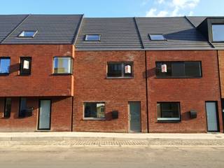 ✨NL : Knap afgewerkt en ingedeelde, lichtrijke en uitermate energiezuinige gezinswoning met 5 slaapkamers, 2 badkamers ✨<br />EPC : 47 kWh/m² - A-label<br />Vrij : 01 september 2026<br />P : € 1.280/m + GK : € 20/m.<br />Geen beschermd monument, niet op inventaris.<br />Bel 056/705262, optie 2 verhuur<br /><br />FR : Maison familiale aux finitions soignées et à l'agencement optimal, comprenant 5 chambres et 2 salles de bains, lumineuse et très économe en énergie -<br />PEB : 47 kWh/m² - Classe A<br />Disponible le : 01/09/2026<br />Loyer : 1 280 €/mois + Charges communes : 20 €/mois.<br />Bien non classé ni inscrit à l'inventaire du patrimoine.<br />Contactez le 056/705262, option 2 (locations).<br /><br />EN : Beautifully finished and well-laid-out family home, bright, and extremely energy-efficient—featuring 5 bedrooms and 2 bathrooms.<br />EPC: 47 kWh/m² – A-label<br />Available: 01/09/2026<br />Rent: €1,280/month + Common charges: €20/month.<br />Not a protected monument; not listed in the heritage inventory.<br />Call 056/705262, option 2 (rentals).<br /><br />PS : sommige ruimtes zijn met AI bemeubeld.