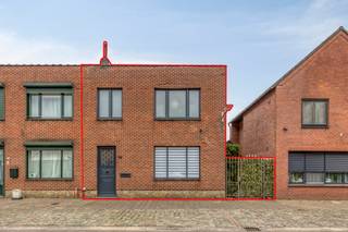 <strong>In het grensdorp Meersel-Dreef gelegen gezinswoning halfopen bebouwing met 2 slaapkamers, terras, tuin en garage.<br />INDELING :<br />Inkomhal : </strong>met vestiarehoek, trap naar de verdieping, novilon vloerbekleding.<br /><strong>Woonkamer : </strong>38,50 m² : tegelvloer met houtmotief.<br /><strong>Eetkeuken : </strong>7,25 m x 2,40 m : aanbouwkeuken met beperkt comfort, tegelvloer.<br /><strong>Bijkeuken : </strong>met aansluitpunt voor wasmachine.<br /><strong>Toilet.<br /></strong><strong>Kelderberging : </strong>onder de trap.<br /><strong>BUITEN<br /></strong><strong>Terras : </strong>overdekt terras 5,25 m x 2,75 m + ruim buitenterras<br /><strong>Tuin<br />Garage : </strong>4,70 m x 5,00 m : met wegenis + automatische garagepoort.<br /><strong>Verdieping<br />Slaapkamer 1 : </strong>5,10 m x 3,00 m : met ingemaakte kasten, laminaat parket.<br /><strong>Slaapkamer 2 : </strong>4,00 m x 3,00 m : met ingemaakte kasten, laminaat parket.<br /><strong>Badkamer : </strong>met ruime douche, wastafel en toilet.