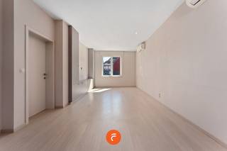Perfect onderhouden woning , rustig gelegen vlakbij het centrum van Lauwe. Het huis omvat een inkomhal, lichtrijke woonkamer en (vernieuwde)...
