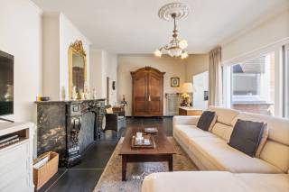 <br />Ontdek deze charmante en karaktervolle woning met authentieke elementen, gelegen op een rustige locatie in het centrum van Temse. De woning beschikt over een grote, rustgevende tuin en een ruim zonneterras waar het heerlijk vertoeven is.<br /><br />Binnenin vindt u een gezellige woonkamer met haard en een volledig ingerichte keuken. Op de eerste verdieping bevinden zich twee uitzonderlijk ruime slaapkamers en een grote badkamer met douche. Via een vaste trap bereikt u de zolder, die mogelijkheden biedt voor het creëren van twee extra slaapkamers.<br /><br />De inkomhal biedt extra ruimte die perfect kan dienen voor een hobby, vrij beroep, winkel of als praktische opslag- en fietsenruimte.<br /><br />De woning is gelegen in een straat die binnenkort wordt vernieuwd tot een autoluwe omgeving, wat bijdraagt aan het rustige karakter. Winkels, openbaar vervoer en het treinstation bevinden zich op wandelafstand.<br /><br />Verder is de woning uitgerust met centrale verwarming op gas, dubbele beglazing en is ze asbestveilig.<br /><br />Een ideale woning voor wie ruimte, karakter en een centrale maar rustige ligging weet te waarderen.