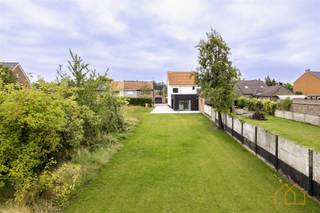 <p>Welkom in deze top gerenoveerde gezinswoning in Ten Aard. Met een bewoonbare oppervlakte van 170m² en gelegen op een ruim perceel, is dit de ideale basis voor een nieuwe start.</p><br /><p>Alles werd volledig gestript, geïsoleerd, nieuwe verwarming en elektriciteit, en alles werd opnieuw bepleisterd. Met een strakke zwart-witte afwerking die werd gecombineerd met houtstructuren, heeft de woning een tijdloos karakter. De achterbouw is een oase van licht, zicht en rust, met een volledig nieuwe keuken, voorzien van de nodige toestellen, en met aansluitend een ruime wasplaats/berging. Grote alu schuiframen bieden toegang naar het nieuw terras en de recent ingezaaide tuin.</p><br /><p>In de living werd alles vernieuwd, met respect voor het authentieke karakter.</p><br /><p>Op de eerste verdieping zijn 2 ruime slaapkamers, en een volledig ingerichte badkamer. Onder het dak is een kamer voorbereid die dienst kan doen als bureau, bering of derde, ruime slaapkamer.</p><br /><p>Omdat zonnepanelen gekoppeld zijn aan persoonlijk gebruik, werden die nog niet geïnstalleerd. Na montage van zonnepanelen gaat het EPC vlot naar label A.</p><br /><p>De woning is ideaal gelegen voor wie te voet, per fiets of met de auto reist. Kleuter- en lagere school op wandelafstand. Grote bossen met wandelwegen tot Dessel en Herentals, en de kanaaldijk voor wie wil fietsen.</p><br /><p>Kom deze topper ontdekken en waag je kans!</p><br /><p>Heb jij plannen om jouw vastgoed te verkopen of te verhuren? Contacteer Nxxt Vastgoed voor een gesprek met prijsanalyse. Samen koppelen we jouw noden aan de mogelijkheden die het pand biedt. Zo maken we van jouw vastgoeddroom een Succesvolle Nxxt Step!</p>