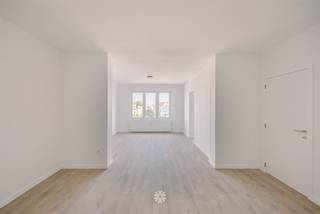 <p><span>CENTRE DE GAND - Studio rénové et prêt à emménager près de la gare de Gand-Saint-Pierre</span></p><p><span> </span></p><p><span>Situé au premier étage de cet immeuble, ce studio entièrement rénové est prêt à emménager</span></p><p><span>Idéal comme première acquisition ou comme investissement, il bénéficie d'un accès facile au centre-ville, aux campus universitaires et aux axes routiers principaux.</span></p><p><span> </span></p><p><span>Les principaux atouts en bref : </span></p><ul><li><span>Situation centrale à Gand avec un accès facile </span></li><li><span>Entièrement rénové avec une cuisine et une salle de bains neuves</span></li><li><span>Cuisine tout confort</span></li><li><span>Idéal comme investissement ou pour y vivre soi-même</span></li><li><span>Possibilité d'acheter un débarras en sous-sol</span></li><li><span>Bonne performance énergétique (PEP) et installation électrique conforme</span></li><li><span>À proximité des axes routiers, des transports en commun et des écoles</span></li></ul><p><span> </span></p><p><span>Agencement :</span></p><p><span>Hall d'entrée, cuisine (réfrigérateur, plaque de cuisson, lave-vaisselle, hotte aspirante), pièce à vivre ouverte</span></p><p><span> </span></p><p><span>Important</span><span>:</span></p><p><span>Prix indicatif : 275 000 euros</span></p><p><span>PEP : 70 kWh/m² par an</span></p><p><span> </span></p><p><span>Intéressé ? Contactez l'agence immobilière Axel Lenaerts pour plus d'informations ou pour organiser une visite sur place au </span><span>09 245 24 24</span>,<span> ou Hannelore@axellenaerts.be</span></p><p><span> </span></p>