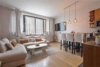 <p>Op een gunstige locatie in Sint-Agatha-Berchem bevindt zich dit gebouw met twee afzonderlijke woongelegenheden. Het gelijkvloers omvat een appartement met één slaapkamer en terras. Op de eerste en tweede verdieping bevindt zich een ruime duplex met drie slaapkamers.</p><p> </p><p>Via de inkom komt u in het gelijkvloers appartement, dat bestaat uit een leefruimte met open, ingerichte keuken. Aansluitend bevindt zich de badkamer, gevolgd door de slaapkamer. Vanuit de leefruimte is er toegang tot het terras, dat aansluit op de woonruimte en zorgt voor een aangename buitenruimte.</p><p> </p><p>De duplex is verdeeld over de eerste en tweede verdieping. Via de inkomhal komt u in de leefruimte met open, ingerichte keuken. De leefruimte biedt plaats voor een zithoek en eethoek en vormt samen met de keuken de centrale leefruimte van de duplex. Op deze verdieping bevindt zich eveneens de badkamer, uitgerust met een dubbele wastafel en douche. Er is hier ook een aansluiting voor een wasmachine voorzien.</p><p> </p><p>De tweede verdieping omvat drie ruime slaapkamers. Dankzij de indeling over twee verdiepingen is er een duidelijke scheiding tussen de leefruimtes en het slaapgedeelte.</p><p> </p><p>De duplex is momenteel verhuurd en beschikt hierdoor over een bestaande huuropbrengst. De twee afzonderlijke woongelegenheden bieden verschillende mogelijkheden, zoals een combinatie van eigen bewoning en verhuur of het aanhouden van beide entiteiten als investering.</p><p> </p><p><strong>EPC gelijkvloers: 617 kWh/m²/jaar – label G</strong><br /><strong>EPC duplex: 304 kWh/m²/jaar – label F</strong></p>