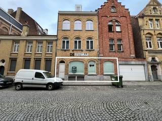 Dit handelspand (53m²) is gelegen in de D'Hondtstraat, een zijstraat van de Grote Markt en bestaat uit een inkom, een handelsruimte voorzien...