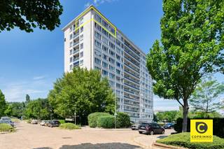 <p><span>Appartement d'angle avec 3 chambres et terrasse !</span></p><p><span>Cet appartement spacieux et lumineux est situé au</span><span><sup>1er </sup></span><span>étage d’un immeuble parfaitement entretenu, bénéficiant d’un emplacement de choix. Commerces, parcs, écoles, restaurants, installations sportives, transports en commun et axes routiers sont tous à proximité, tout comme la vie animée de la ville d’Anvers. Depuis presque toutes les pièces, vous profitez d'une vue imprenable sur la nature environnante, ce qui vous garantit une intimité totale. Grâce notamment aux fenêtres à haut rendement énergétique et à l'isolation récente de la façade, l'appartement bénéficie d'un PEB favorable ; de plus, il est exempt d'amiante et l'installation électrique est conforme. En bref, c’est la garantie d’un cadre de vie et/ou d’un investissement de qualité et sans souci, d’autant plus que l’appartement est actuellement loué.</span></p><p><span> </span></p><p><span>Hall d’entrée, pièce à vivre & e cuisine :</span></p><p><span>Le hall d’entrée indépendant, au sol carrelé en damier, abrite un vestiaire encastré, un petit débarras et l’interphone. Le salon donne sur la verdure et, tout comme les chambres, est recouvert d’un magnifique parquet à l’anglaise ; toutefois, les locataires y ont posé un revêtement stratifié à des fins de protection. La cuisine est attenante au salon et comprend une plaque de cuisson vitrocéramique, une hotte aspirante, un réfrigérateur, un lave-vaisselle ainsi que les branchements pour une machine à laver et un sèche-linge. Vous avez donc la possibilité, à l’avenir, d’ouvrir la cuisine sur le salon. Les moquettes bleues qui reviennent régulièrement ont été posées par les locataires par-dessus les sols carrelés d'origine et seront bien sûr retirées à la fin du bail. </span></p><p><span> </span></p><p><span>Hall d'entrée, chambres, salle de bains & s toilettes :</span></p><p><span>Le couloir de nuit, doté d’un placard encastré, donne accès à la salle de bains, aux chambres et aux toilettes séparées pour invités, ornées d’une mosaïque verte et d’un lavabo. Toutes les chambres sont revêtues de parquet à l’anglaise et deux d’entre elles offrent un accès direct à la terrasse. La spacieuse chambre principale bénéficie d’une très grande luminosité grâce à son emplacement en angle, tandis que la plus petite chambre dispose d’un placard intégré. La salle de bains est équipée d’une baignoire-douche, d’un meuble-lavabo avec armoire à miroir, d’un deuxième WC ainsi que d’une ventilation mécanique.</span></p><p><span> </span></p><p><span>Terrasse, cave, place de parking &, local à vélos :</span></p><p><span>Sur la terrasse orientée sud-ouest, vous pourrez profiter pleinement, en toute tranquillité, du cadre verdoyant et d’un rayon de soleil, accompagné ou non d’un bon verre de vin ou d’un apéritif pétillant. Le débarras en sous-sol est inclus. La place de parking en surface est en option (€ 10 000). Les vélos peuvent être rangés en toute sécurité aussi bien en sous-sol qu'en surface.</span></p><p><span> </span></p><p><span>Atouts supplémentaires :</span></p><p><span>- Emplacement de choix</span></p><p><span>- CPE B</span></p><p><span>- Installation électrique conforme</span></p><p><span>- Sans amiante</span></p><p><span>- Fenêtres à haut rendement</span></p><p><span>- Terrasse exposée sud-ouest</span></p><p><span>- État du bâtiment (terrasses récentes, isolation/rénovation du toit et des façades, etc.)</span></p><p><span>- Cave, local à vélos & place de parking</span></p><p><span> </span></p>
