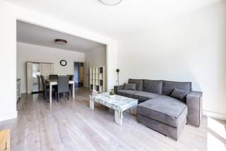 Op zoek naar een instapklaar gelijkvloers appartement met 1 slaapkamer, tuin en privatieve kelderberging? Dan is dit appartement precies wat u zoekt!<br /><br />U komt binnen in een centraal gelegen inkomhal met vestiairekast. Vooraan is er de leefruimte. Centraal is er een apart toilet en een badkamer met een inloopdouche, een handdoekradiator en een enkel lavabomeubel. Achteraan bevindt er zich de slaapkamer met manuele rolluiken.<br /><br />De volledig geïnstalleerde keuken, geeft toegang naar de absolute troef van dit appartement, de privatieve tuin, waar u in alle rust kunt genieten van een ontbijt in de ochtend, een gezellige barbecue of een ontspannen namiddag in het groen.<br /><br />Daarnaast beschikt het appartement over een privatieve kelderberging, ideaal voor extra opslagruimte.<br /><br />De gemeenschappelijke kosten bedragen €60 per maand. Deze omvatten: provisie waterverbruik en minuterie gemeenschappelijke delen.<br /><br />Troeven:<br />-Centrale locatie: nabij openbaar vervoer, parken, winkels, supermarkten, openbaar vervoer, …<br />-Tuin<br />-Privatieve kelderberging<br />-Onmiddellijk beschikbaar