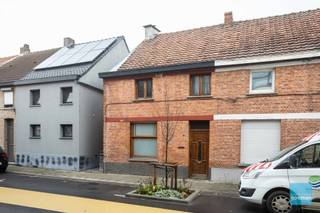 In het hart van Zele, op wandelafstand van winkels, scholen en het station, bevindt zich deze te renoveren woning met veel potentieel.Dankzij de...