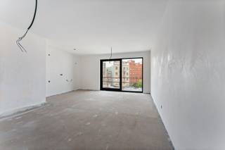 <strong>Koksijde: Luxueus nieuwbouwappartement met ruim terras vlak bij het centrum!</strong> <br />
<p><br />Ontdek dit stijlvolle appartement in het gloednieuwe woonproject residentie Isabella, gelegen in het hart van Koksijde.<br />Deze moderne residentie bevindt zich op wandelafstand van winkels, restaurants en het strand, en combineert een centrale ligging met rust en privacy.<br />Met zijn eigentijdse architectuur, duurzame materialen en oog voor detail biedt Residentie Isabella een exclusieve woonervaring aan de Belgische kust.<br /><br /><br /><strong>Indeling:</strong><br />Inkomhal, gastentoilet, berging met aansluiting voor wasmachine, badkamer met dubbele wastafel in meubel en douche, ruime leefruimte met open keuken en aangrenzend zongericht terras, 2 volwaardige slaapkamers.<br /><br /><br /><strong>Troeven:</strong></p>
<ul><li>Kleinschalig en rustig wonen met slechts 9 appartementen.</li><li>Optimale geluidsisolatie voor extra privacy.</li><li>Moderne energie-efficiëntie en ventilatiesysteem.</li><li>ruim zonneterras.</li><li>Ondergrondse verdieping met parkeerplaatsen en bergingen.</li></ul>
<br /><strong>Meer informatie?</strong> Contacteer Christian op 058 51 23 23.