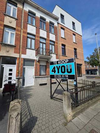 <h1><span>Karaktervolle gezinswoning met vier slaapkamers in de geliefde Groenenhoek</span></h1><p><span>Op zoek naar een woning waar je ruimte, een uitstekende ligging? Dan is deze charmante woning in de Groenenhoek absoluut een bezoek waard.</span></p><p><span>De Groenenhoek is al jaren één van de meest gegeerde woonwijken van Berchem. Je woont hier in een rustige, aangename omgeving met scholen, buurtwinkels, openbaar vervoer, station Antwerpen-Berchem en belangrijke invalswegen binnen handbereik. Voor een wandeling of een moment van ontspanning ligt ook het </span><span>Boulaerpark</span><span> op wandelafstand, net als verschillende gezellige handelszaken en horecagelegenheden.</span></p><h2><span>Een ruime leefverdieping</span></h2><p><span>Via de inkomhal kom je terecht in de royale leefruimte, waar de hoge plafonds en de mooie breedte onmiddellijk een aangenaam ruimtegevoel creëren. Dankzij de praktische indeling kan je hier moeiteloos een gezellige zithoek en een ruime eetplaats combineren.</span></p><p><span>Op het gelijkvloers bevinden zich eveneens een apart gastentoilet en de toegang tot de ruime, droge kelder, ideaal als extra bergruimte.</span></p><h2><span>Praktische keuken met tal van mogelijkheden</span></h2><p><span>Aansluitend vind je de afzonderlijke keuken, die perfect functioneel is maar ook heel wat mogelijkheden biedt voor wie graag moderniseert. Daarnaast is er nog een extra ruimte die je volledig naar eigen wens kan invullen, bijvoorbeeld als ontbijthoek, bureau, speelkamer of hobbyruimte.</span></p><p><span>Aan de achterzijde bevindt zich een overdekte koer. Deze ruimte kan eventueel worden omgevormd tot een gezellige stadstuin of patio.</span></p><h2><span>Vier volwaardige slaapkamers</span></h2><p><span>De woning beschikt over twee identieke verdiepingen. Zowel op de eerste als op de tweede verdieping vind je telkens twee ruime slaapkamers en een badkamer. Hierdoor beschikt de woning in totaal over vier slaapkamers, ideaal voor een groter gezin, thuiswerk of een combinatie van wonen en hobby.</span></p><h2><span>Extra troeven</span></h2><p><span>Vooraan beschikt de woning over een handige voortuin waar fietsen, afvalcontainers of extra groen een plaats kunnen krijgen. Bovendien is de elektriciteit conform en vormt de degelijke basis van de woning een uitstekend vertrekpunt voor wie op zoek is naar een woning die hij volledig naar eigen smaak wil afwerken.</span></p><p><span>Een woning met veel ruimte, een uitstekende ligging en bijzonder veel potentieel om er een warme thuis van te maken.</span></p>