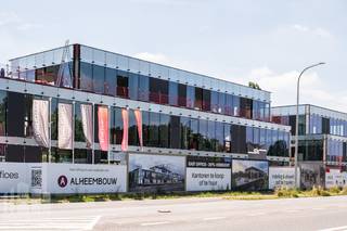 Nieuw te bouwen kantoorgebouw "<strong>Twin Offices</strong>" met zichtbaarheid vanaf de Steenweg en met uitzonderlijke architectuur. Strategisch gelegen op slechts 10 minuten rijden van de E17 (Gent/Antwerpen) en met een uitstekende bereikbaarheid via het openbaar vervoer.<br /><br />De stijlvolle nieuwbouwkantoren zullen ontworpen worden met oog voor detail, <strong>high-end</strong> afwerking en met de nieuwste technieken, een<strong> ideale investering</strong>. Bovendien kunt u genieten van een overvloed aan natuurlijk licht en alle hedendaagse comfort omringt in een groene sfeervolle omgeving. Tevens zullen er zeer ruimte parkeermogelijkheden worden voorzien met laadpalen. Andere oppervlaktes zijn bespreekbaar.<br /><br />Aarzel niet om contact op te nemen met <strong>Simon </strong>voor bijkomende inlichtingen, gedetailleerde plannen of een vrijblijvend plaatsbezoek via <strong>09 225 09 02</strong>.