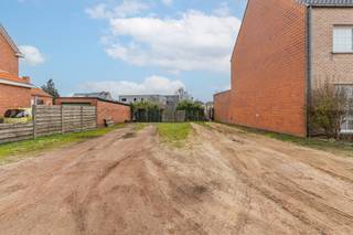 Dit mooi, ruim perceel voor half open bebouwing van 469m² is gelegen in het centrum van Dessel.Troeven:- Gronddiepte 44 meter- Winkels op...