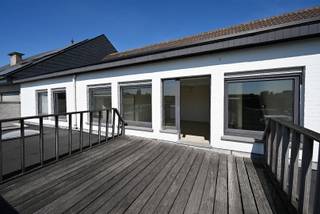 Appartement 130 m² op 1ste verdiep met ruime lichtrijke leefruimte, keuken met keramische kookplaat, spoelbak, oven &amp; vaatwasser. Het appartement heeft ook een berging met aan-en afvoer voor wasmachine, zekeringkast en een mooi zonneterras. Op de duplex zijn 2 slaapkamers en de badkamer met ligbad, lavabomeubel, toilet. <br />Mogelijkheid tot aankoop van garagebox !<br />Het appartement heeft houten ramen met dubbele beglazing, 12cm minerale wol dakisolatie in hellend dak en in plat dak, 4cm XPS muurisolatie in achtergevel, centrale verwarming en sanitair warm water met combi condensatieketel op aardgas van het merk Vaillant, radiatoren, videofoon. <br /><br />EPC-label B : 158 kWh / (m² jaar) > géén renovatieplicht<br />Elektrische keuring conform tot 22.04.2034<br />Asbestattest: asbestveilig <br />Prijs : € 169.000 (garagebox € 15.000)<br />Meer info ? 📞 +32 486 20 67 65 📧 katleen@zakenkantoor-roels.be 🌐 www.zakenkantoor-roels.be.